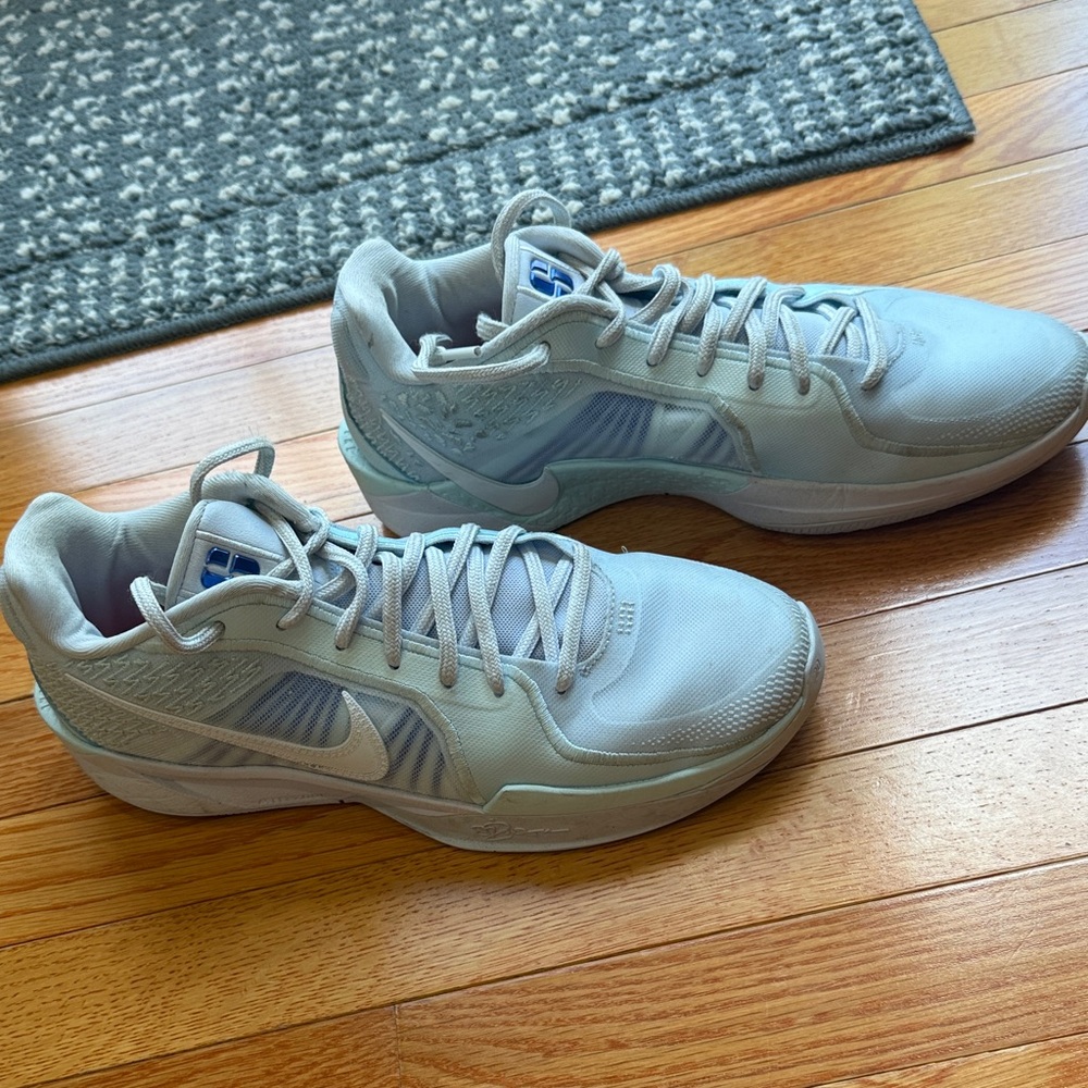 Nike Men's Light Gray Athletic Shoes